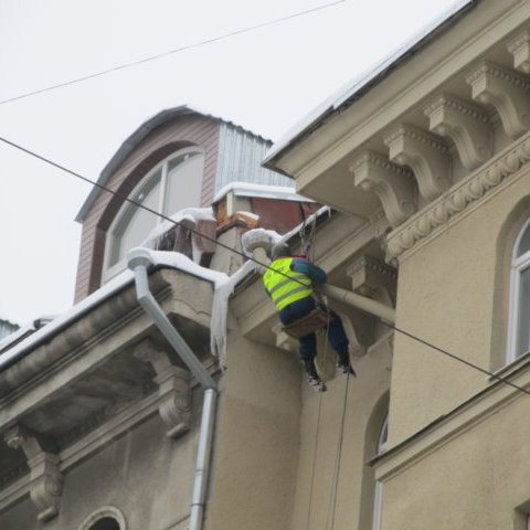 Cмелые харьковские альпинисты сбивают сосульки с крыш
